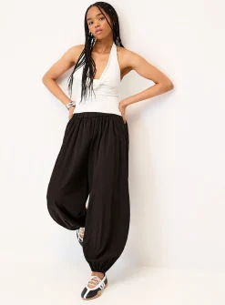 Crisp canvas barrel-leg jogger
