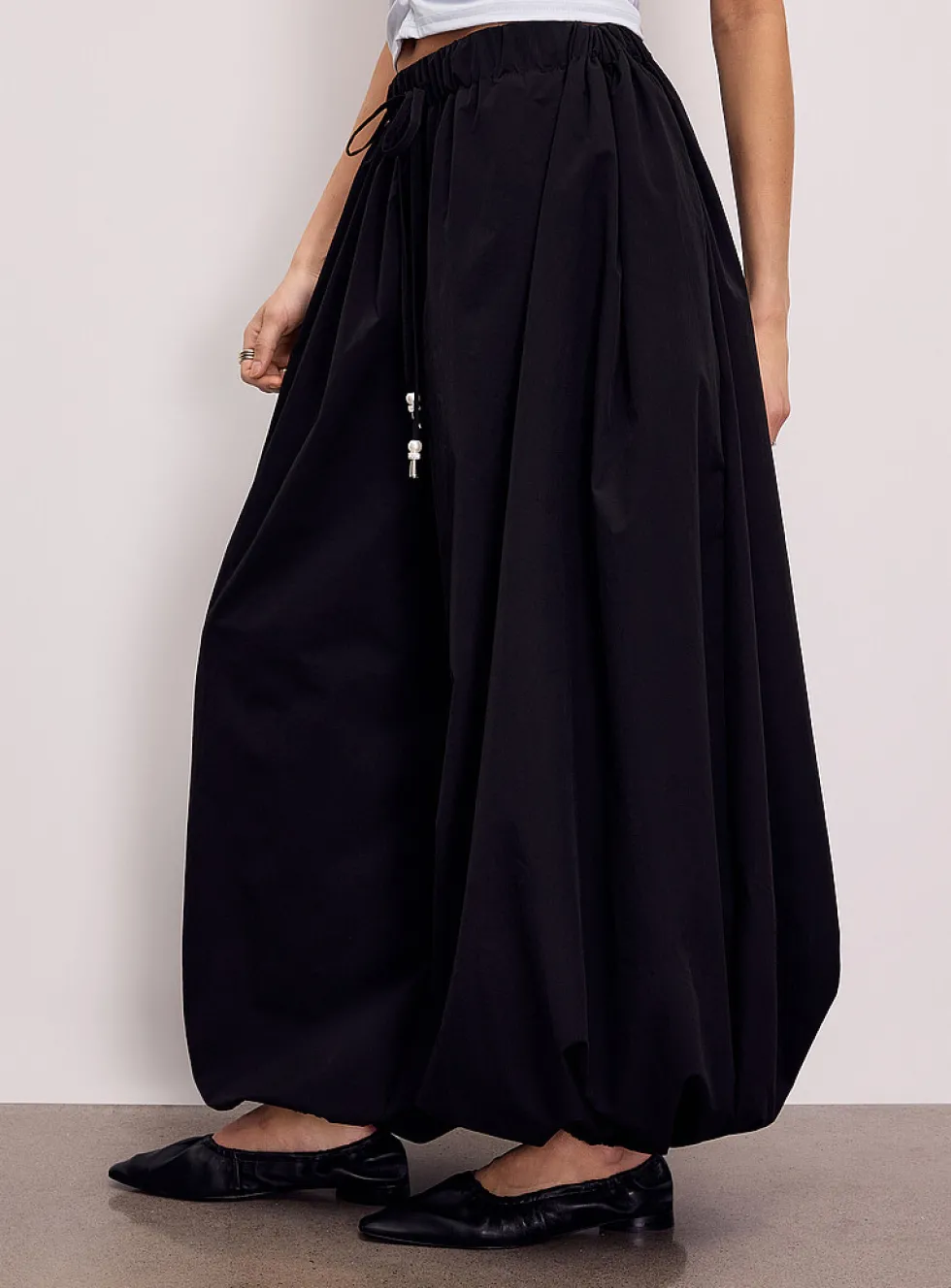 Crisp canvas elastic ankles barrel-leg pant