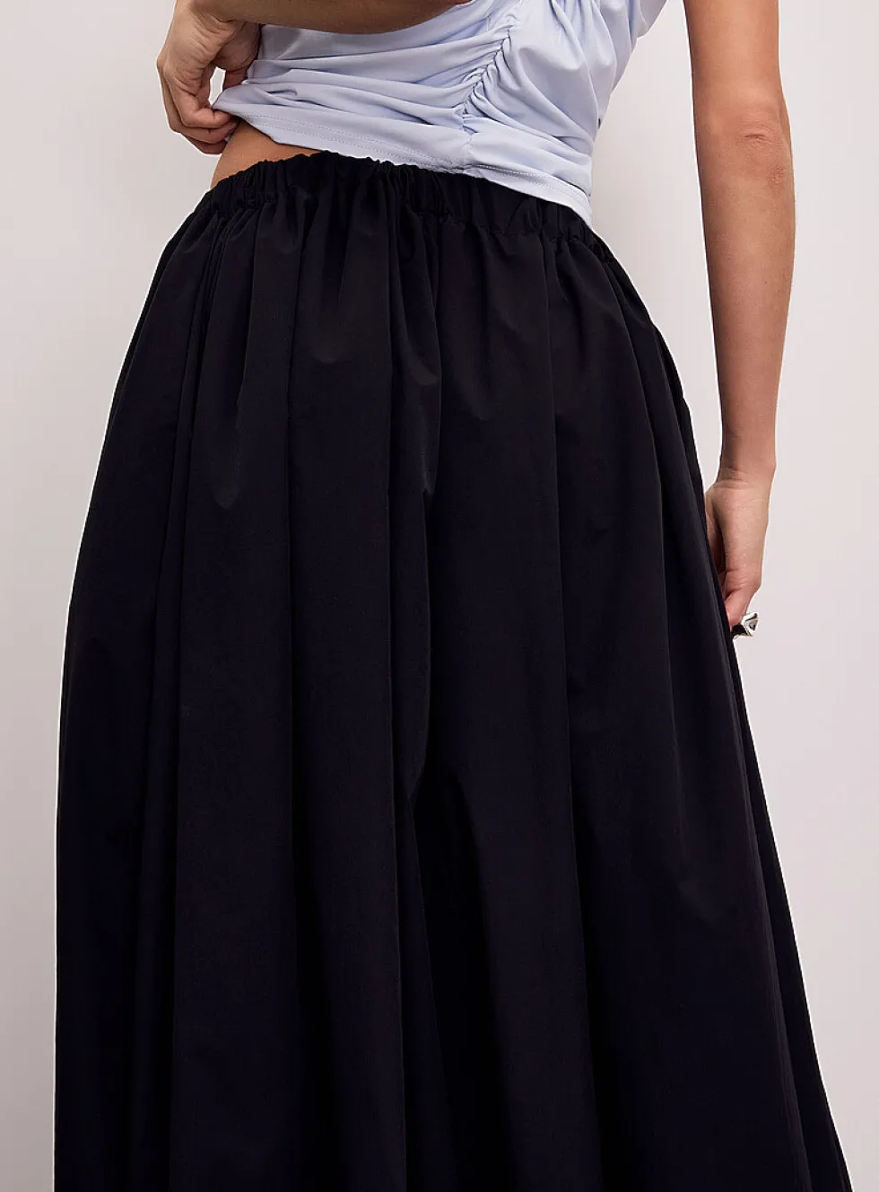 Crisp canvas elastic ankles barrel-leg pant
