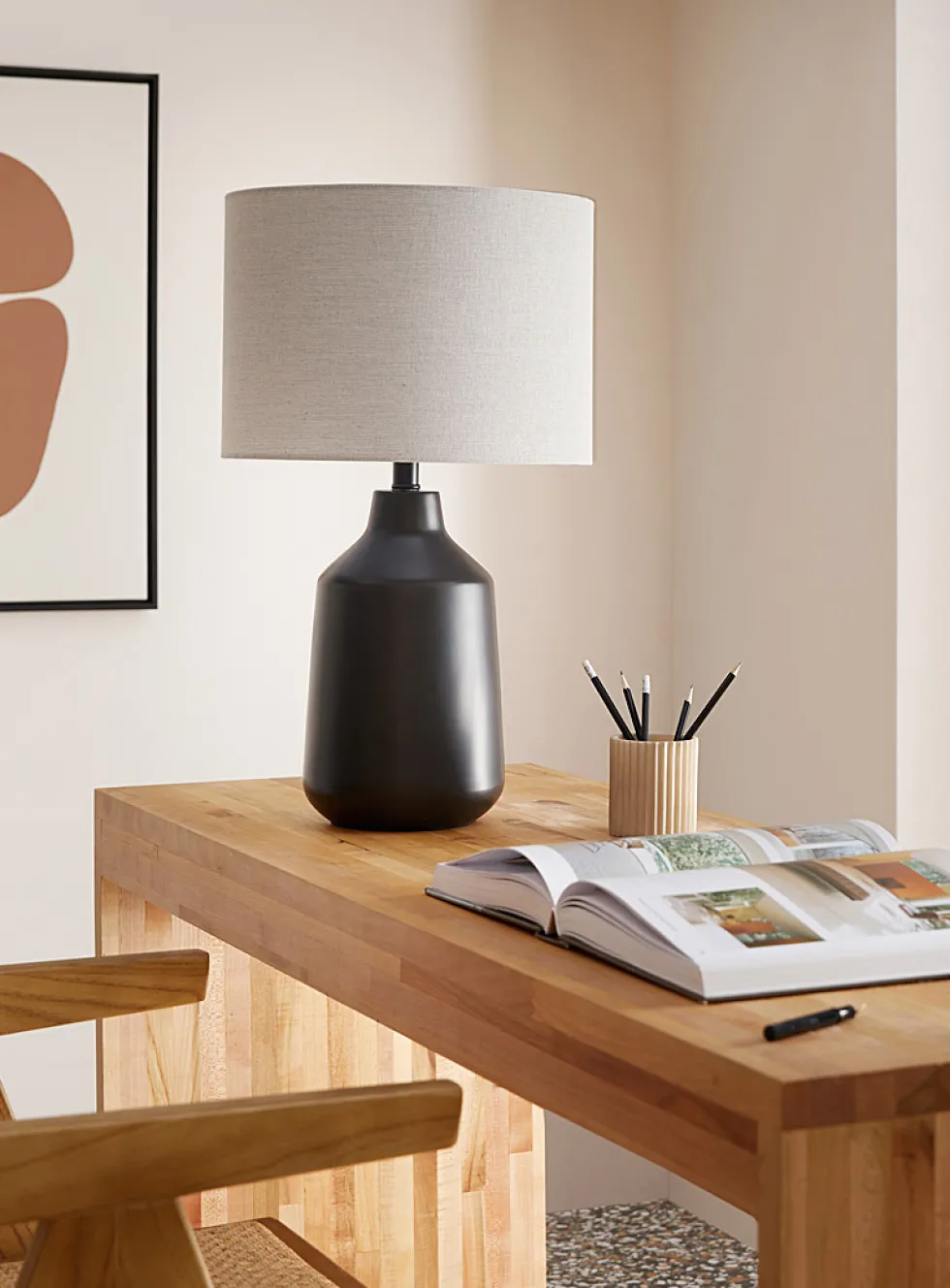 Curved concrete table lamp