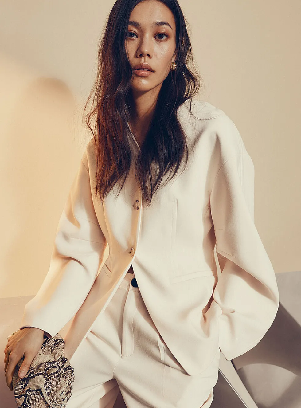 Curved-sleeve V-neck fitted blazer