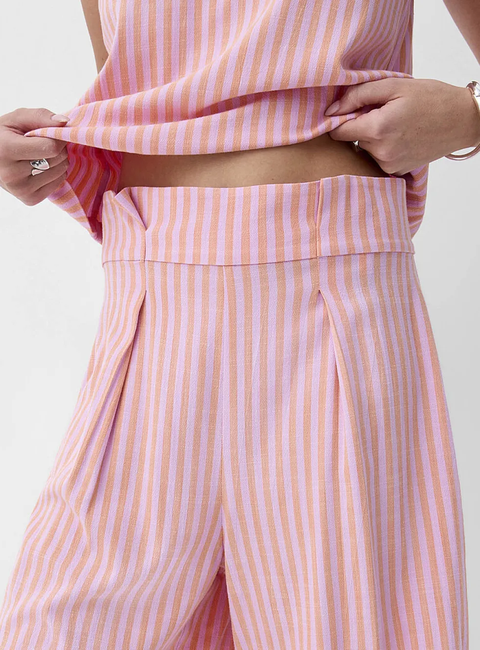 Deep pleating high-waisted short