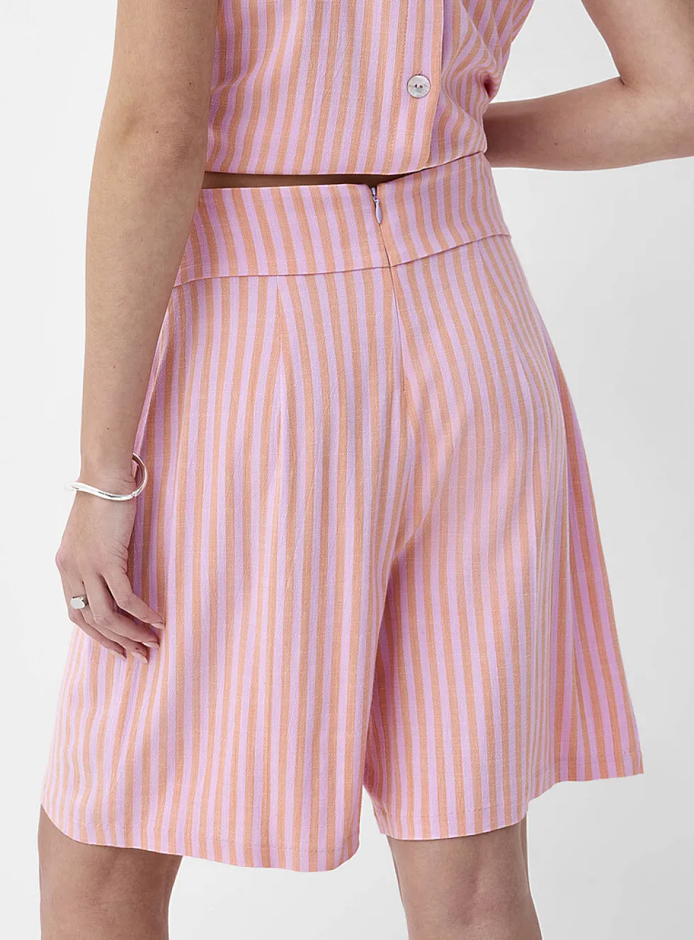 Deep pleating high-waisted short