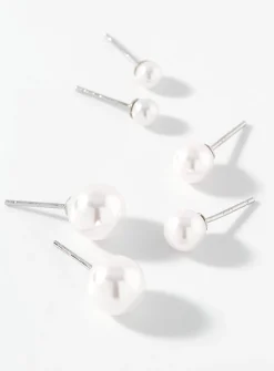 Delicate pearl earrings