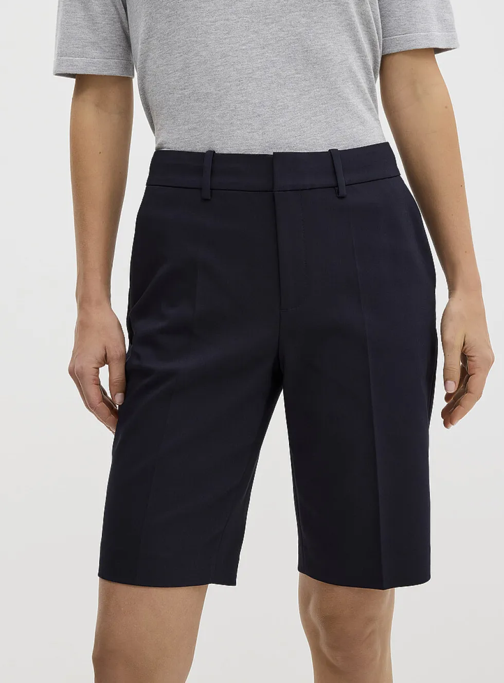 Dense pleated Bermuda short