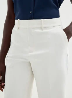 Dense pleated Bermuda short