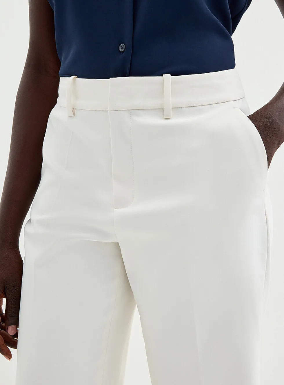 Dense pleated Bermuda short