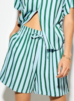 Drawstring-waist short