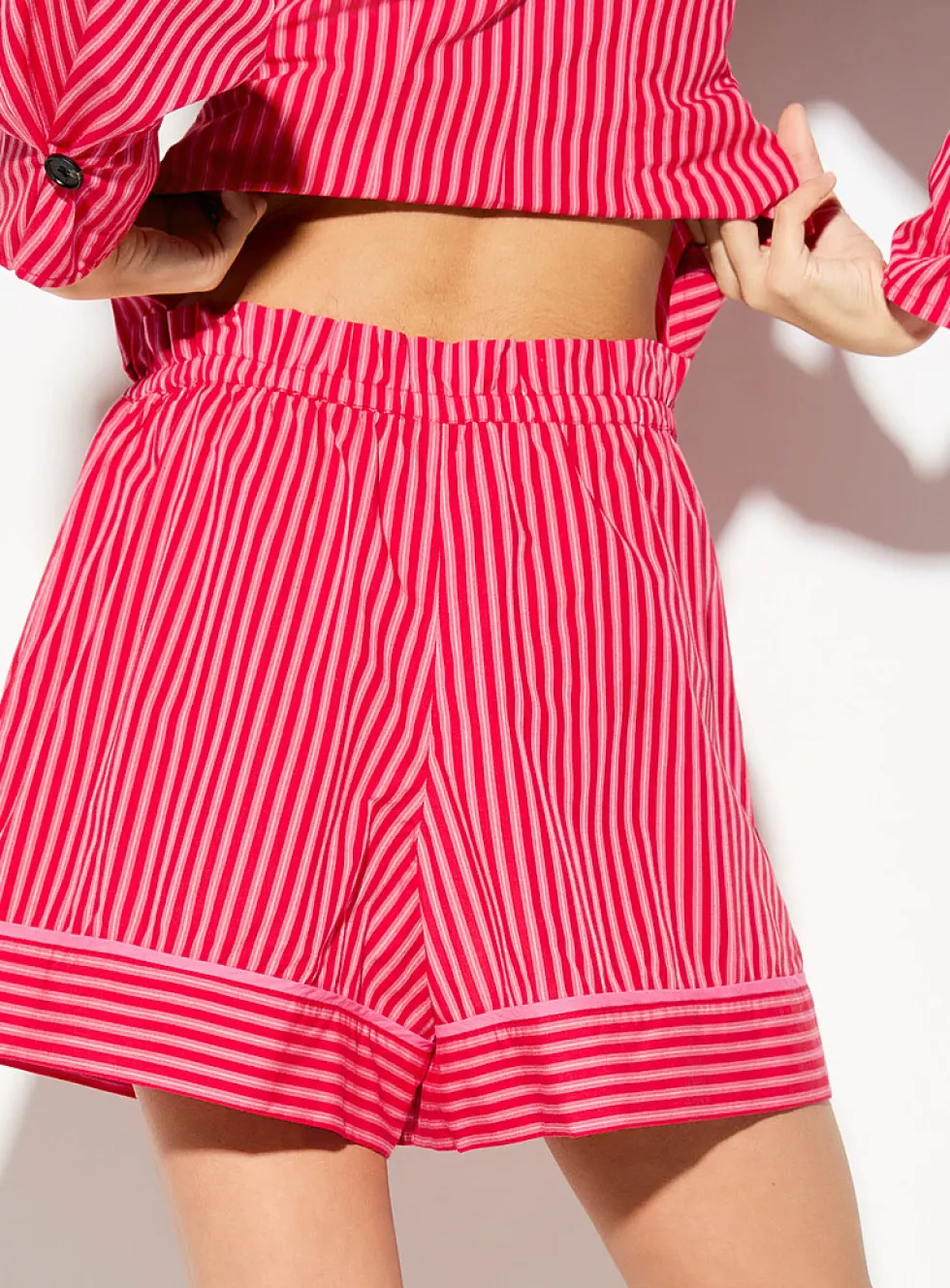 Drawstring-waist wide-leg boxer-style short
