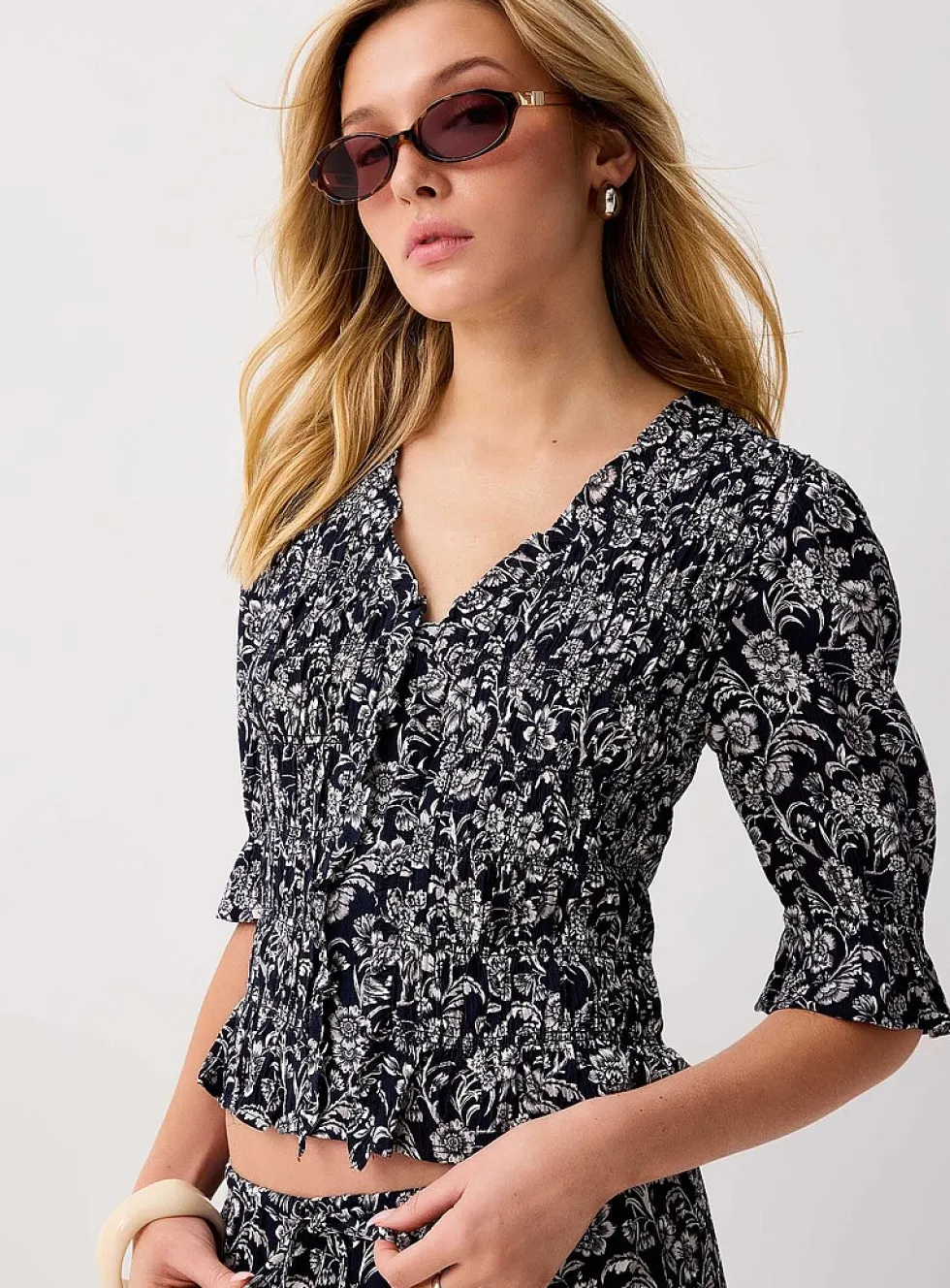 Elbow-length sleeves V-neck crinkled blouse