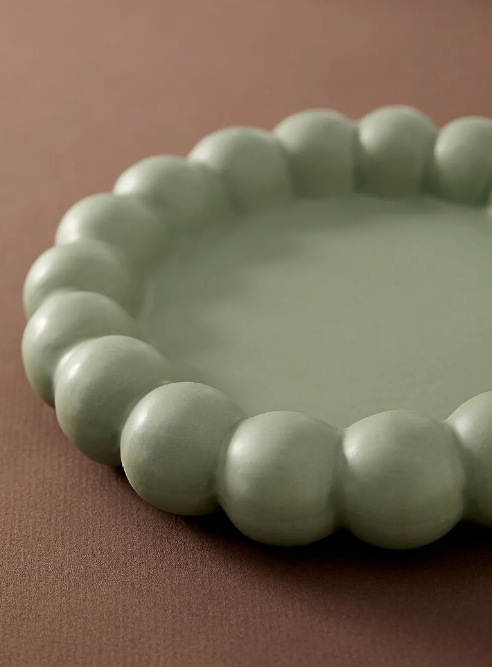 Embossed edge round tray
