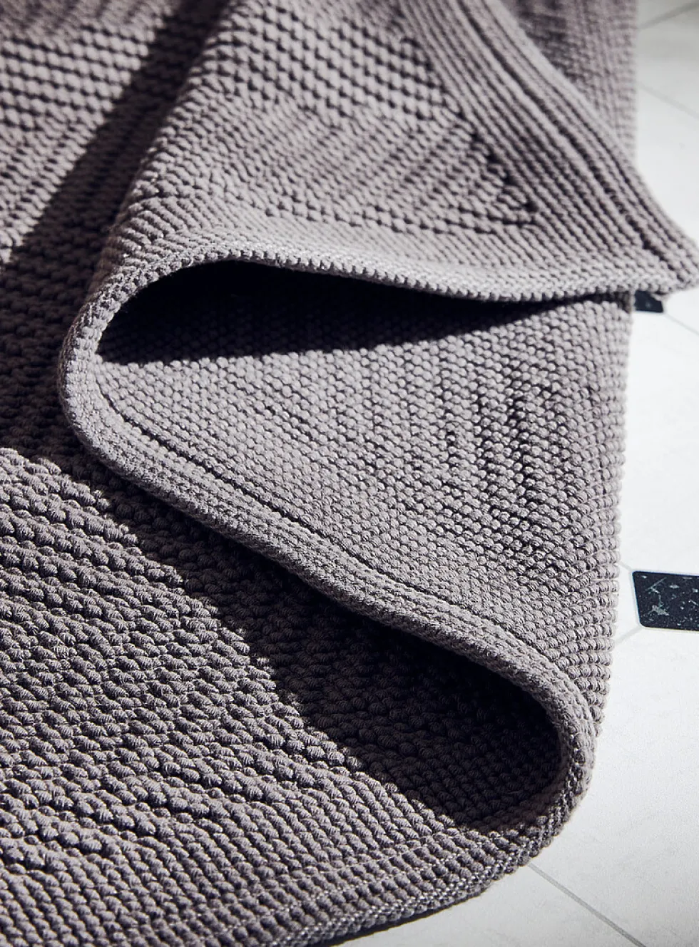 Embossed knots chevron bath mat