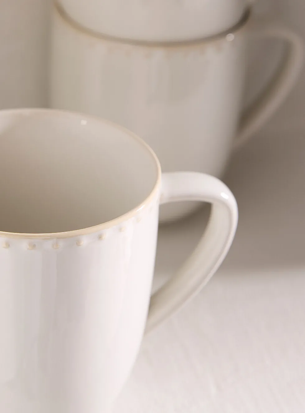 Embossed polka dots white mug