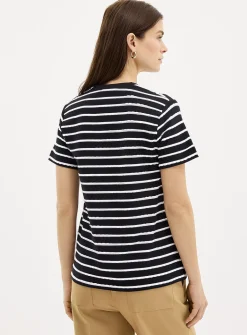 Embossed scalloped stripes T-shirt