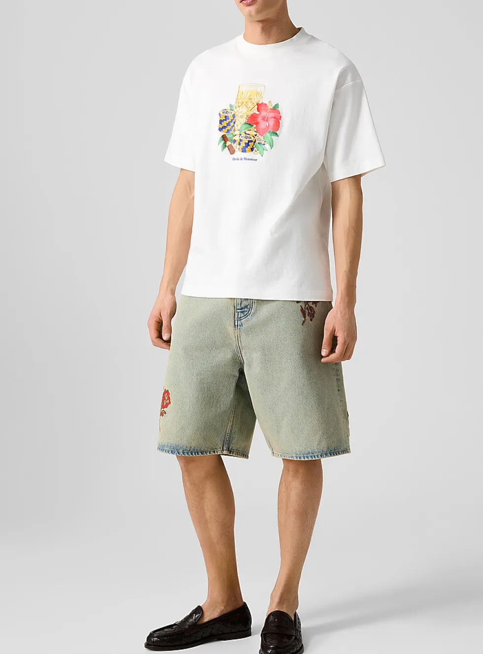 Embroidered flowers faded jean Bermuda short