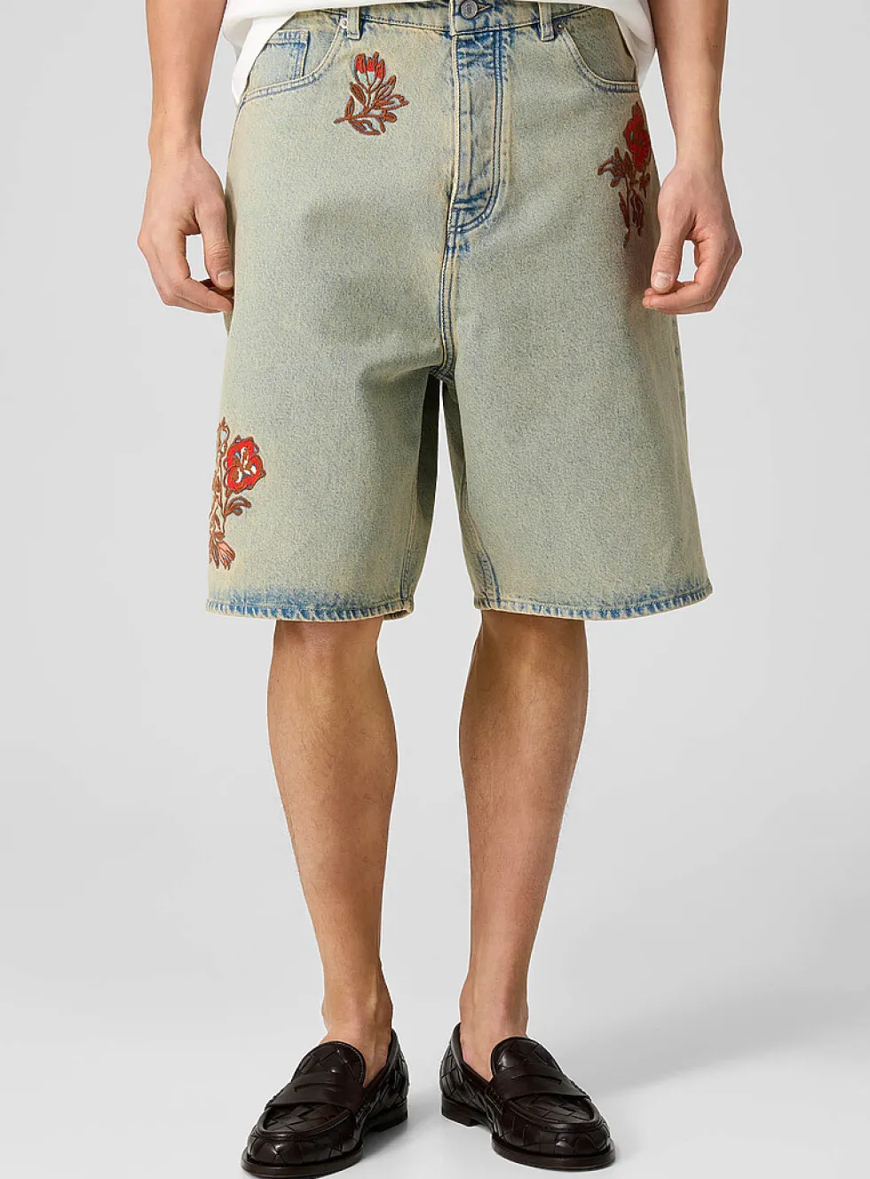 Embroidered flowers faded jean Bermuda short