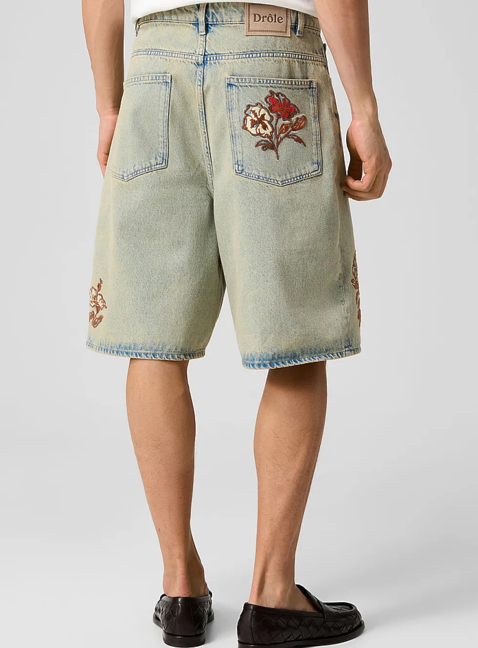 Embroidered flowers faded jean Bermuda short
