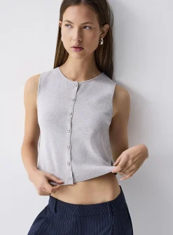 Fine-knit buttoned vest