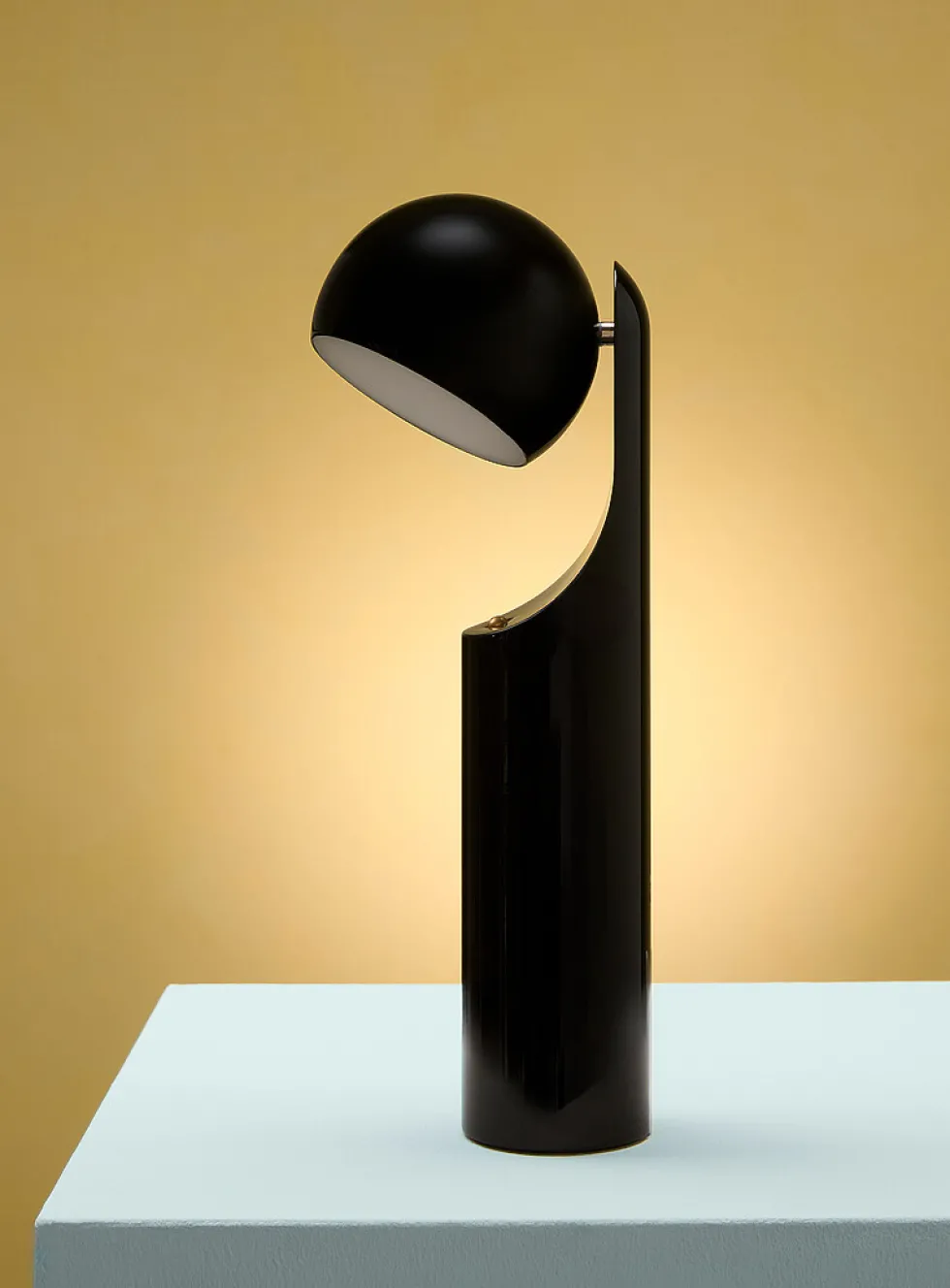 Geometric articulated portable lamp