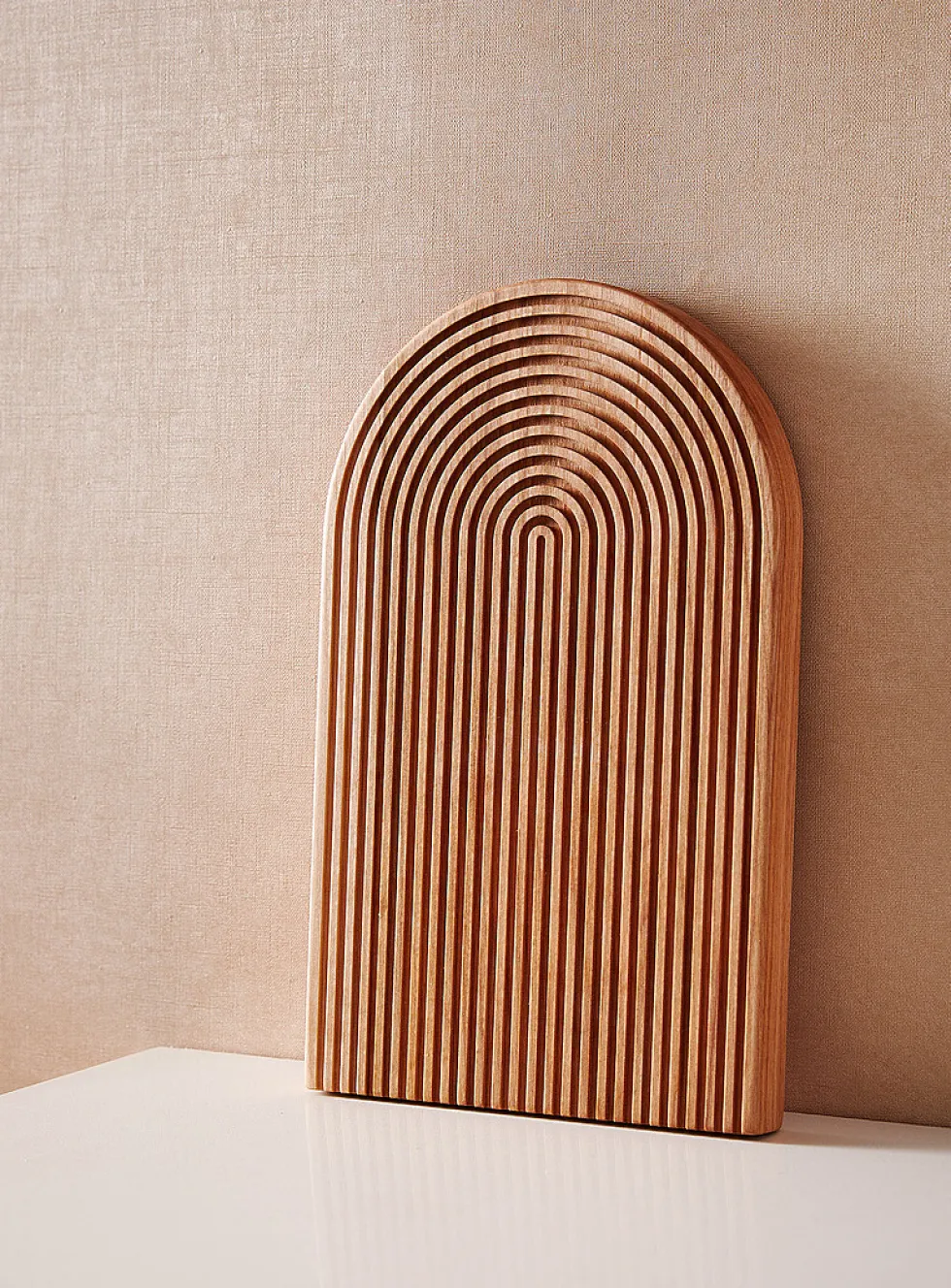 Grooved arch catch-all tray
