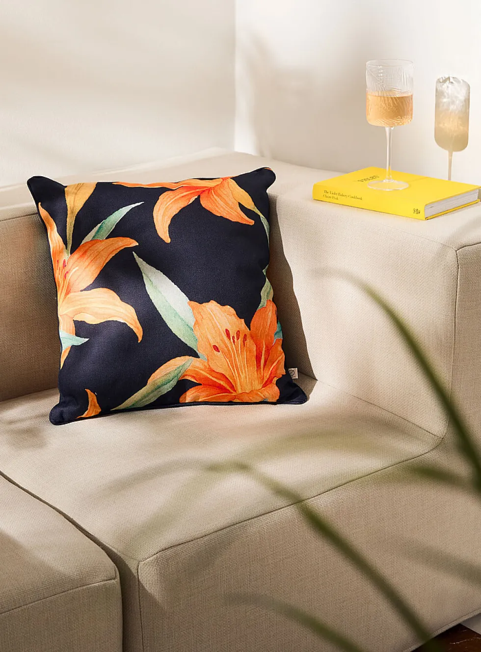 Hibiscus flowers removable-cover outdoor cushion