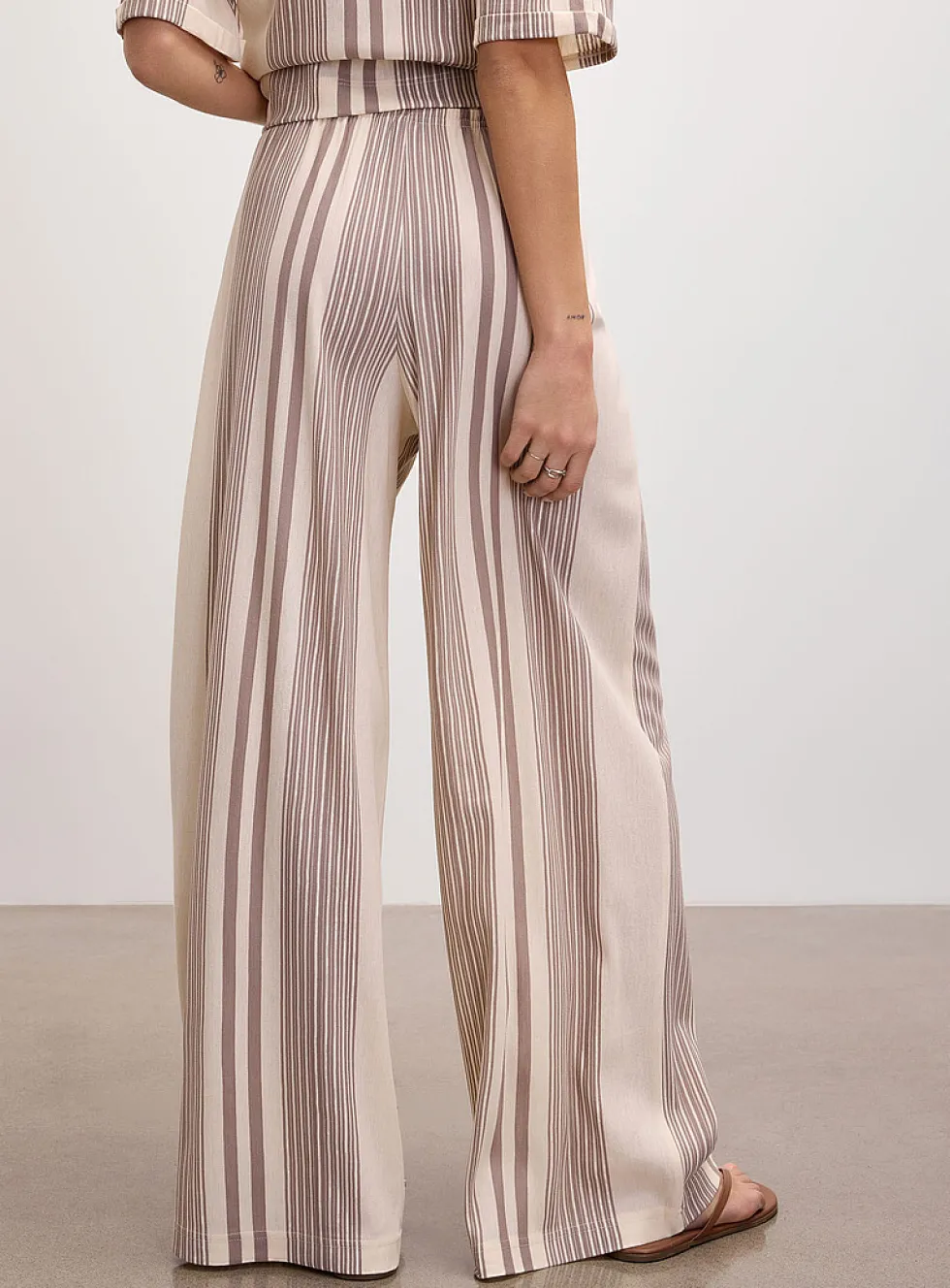 Lightweight piqué knit wide-leg pant