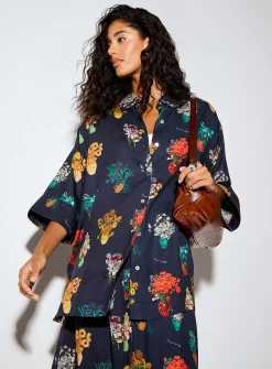 Loose elongated printed blouse