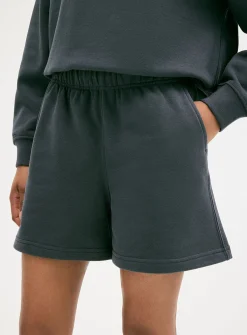 Mid-thigh fleece short