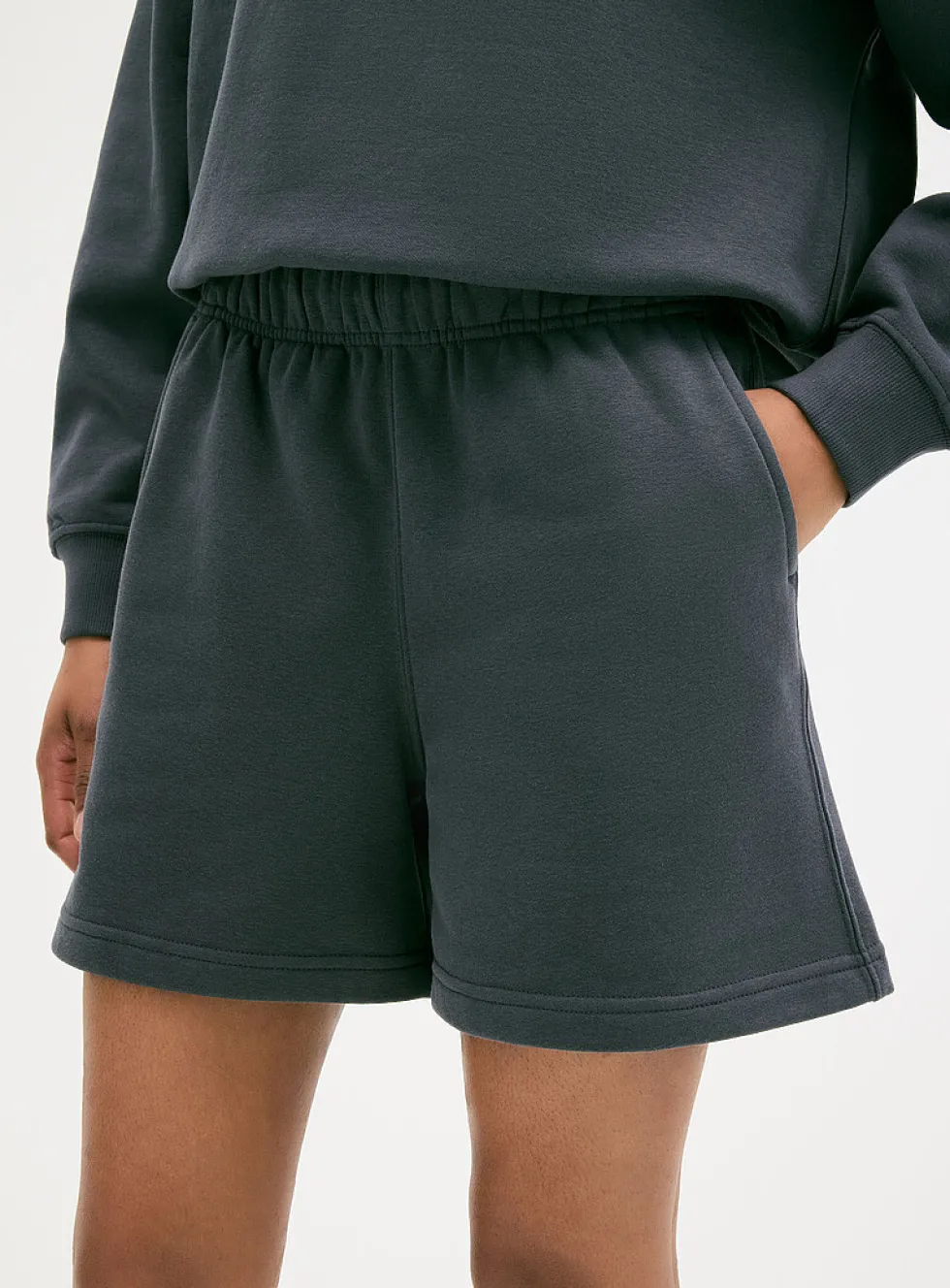 Mid-thigh fleece short
