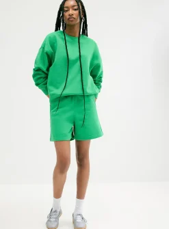 Mid-thigh fleece short