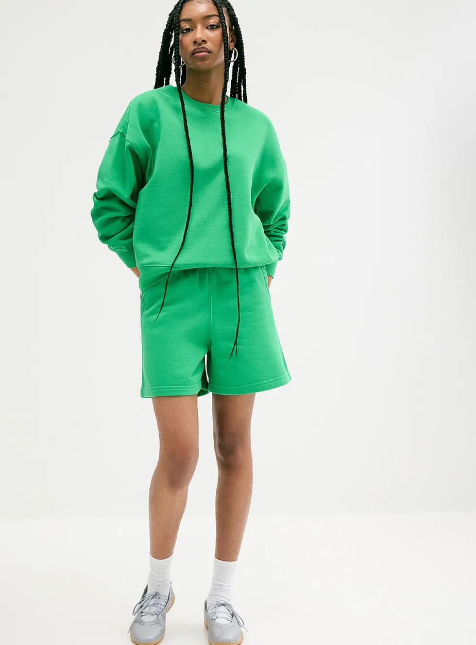 Mid-thigh fleece short