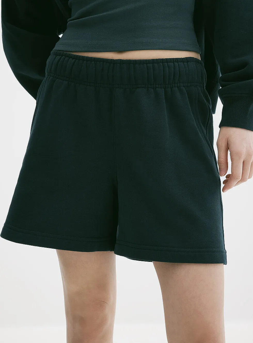 Mid-thigh fleece short