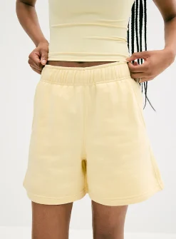 Mid-thigh fleece short