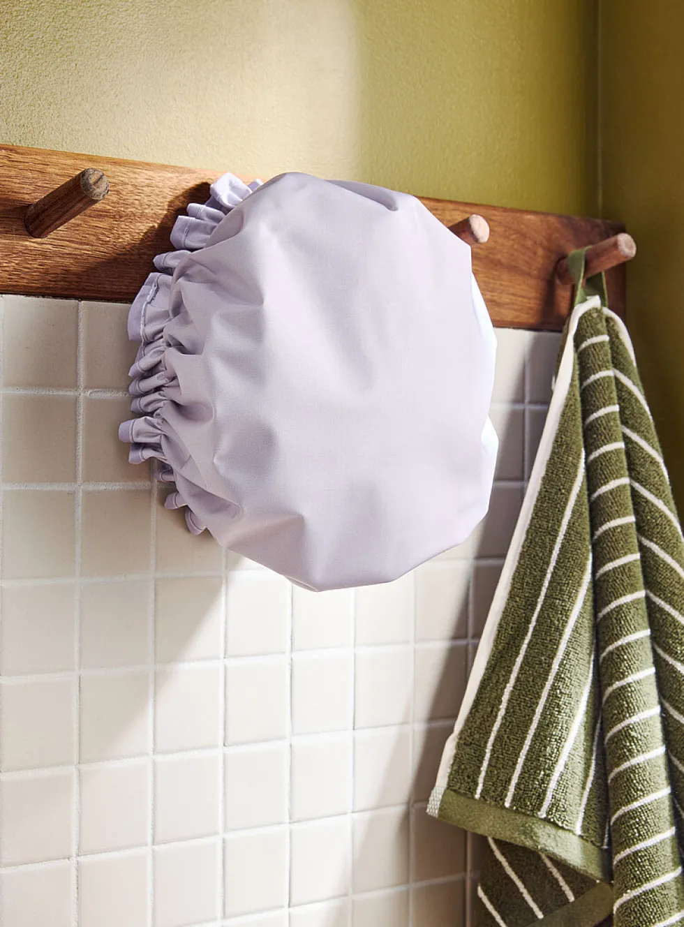 Monochromatic shower cap