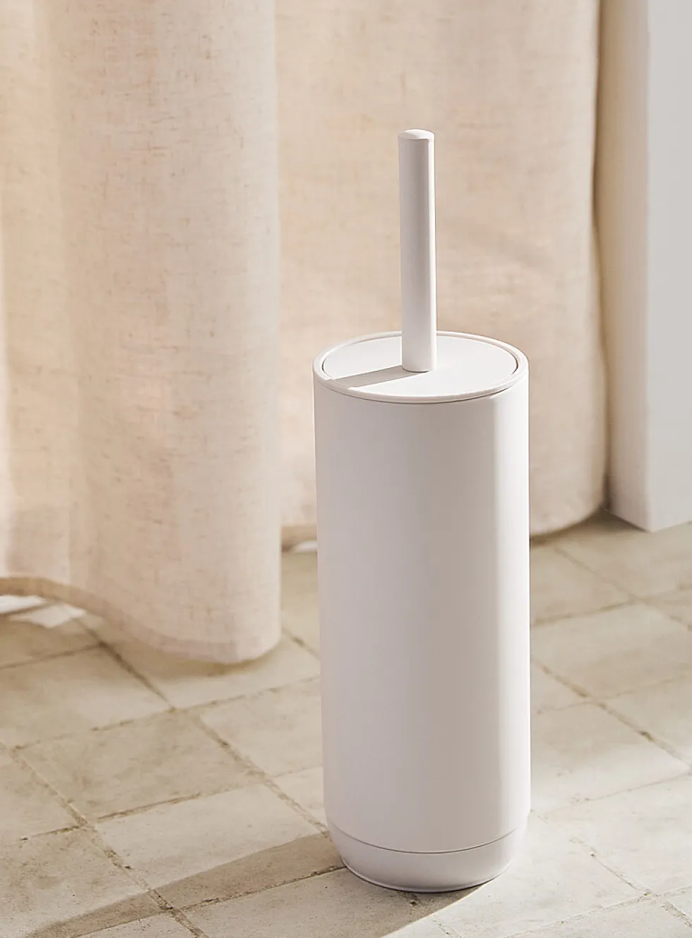 Monochromatic toilet brush