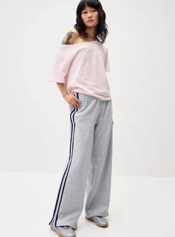 Off-the-shoulder T-shirt