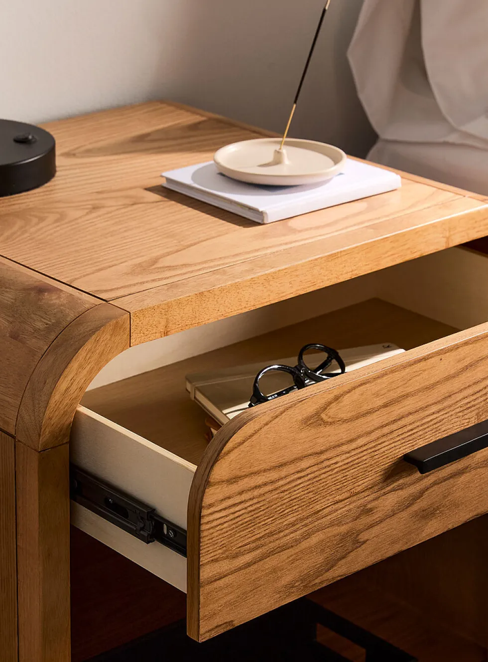 One-drawer curved side table