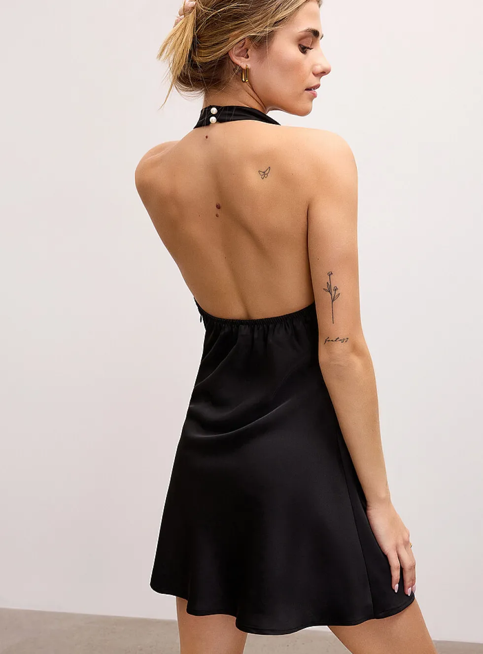 Open-back halter neckline satiny minidress