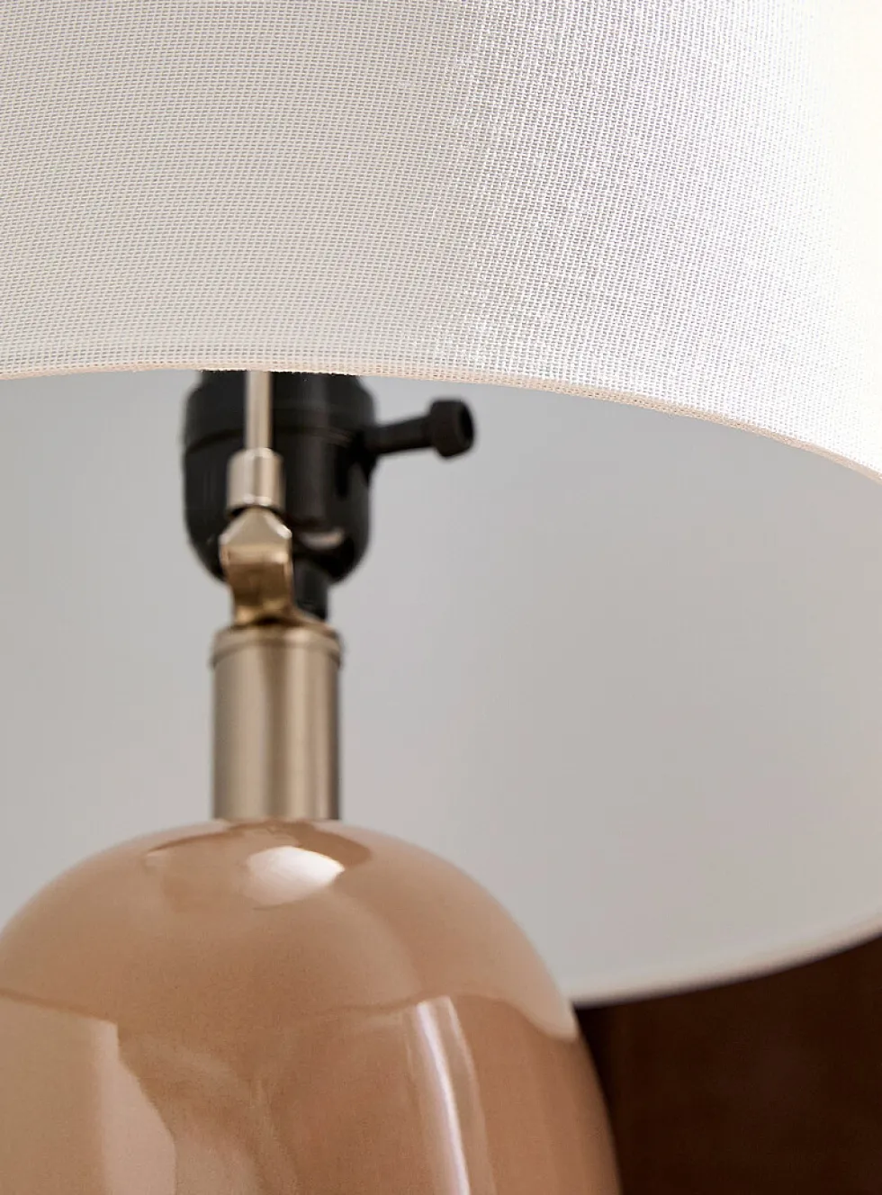 Openwork ceramic base table lamp