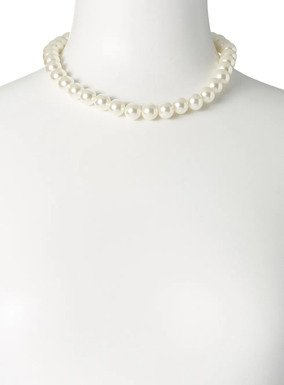 Oversized glistening pearl necklace