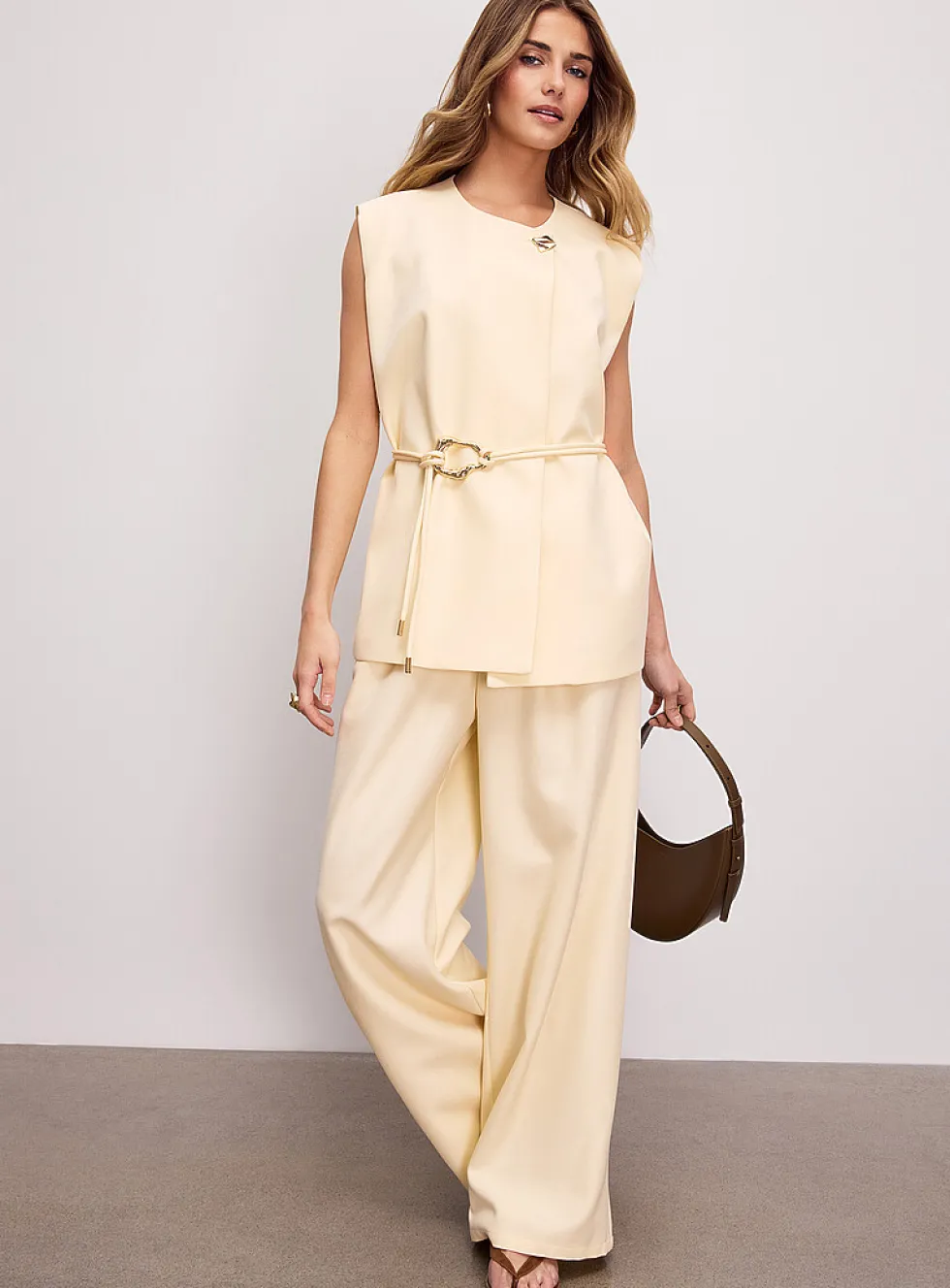 Oversized single golden-button sleeveless blazer