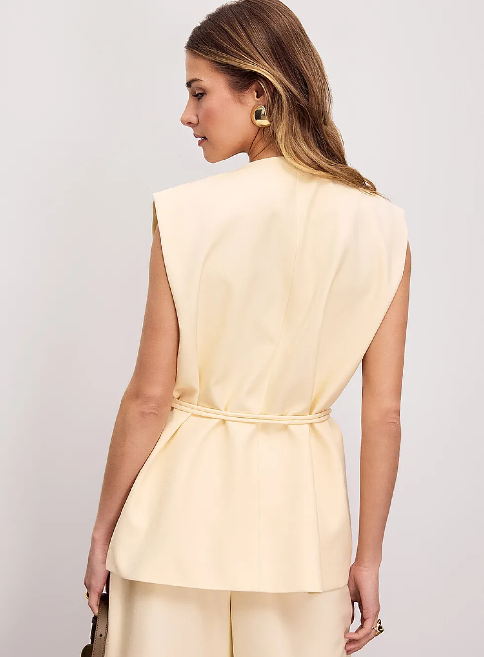 Oversized single golden-button sleeveless blazer