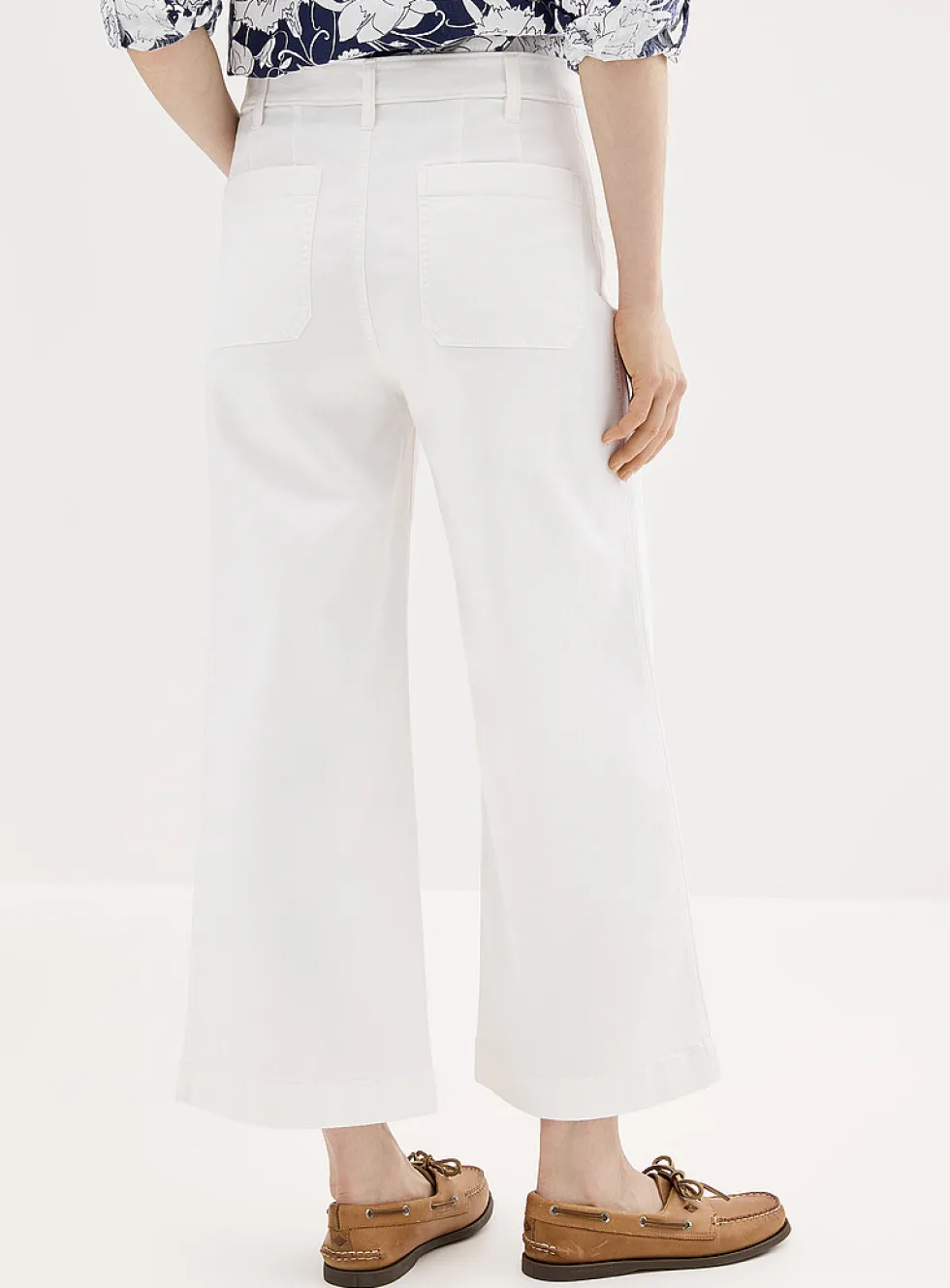 Patch-pocket cropped white jean