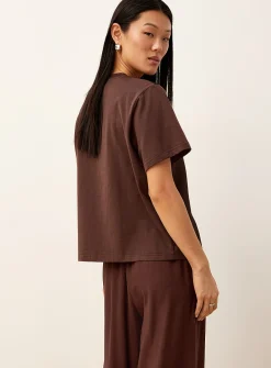 Patterned dual-material satiny T-shirt