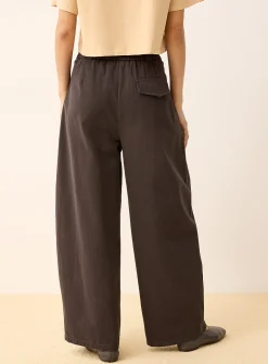 Pleated and topstitched twill barrel-leg pant