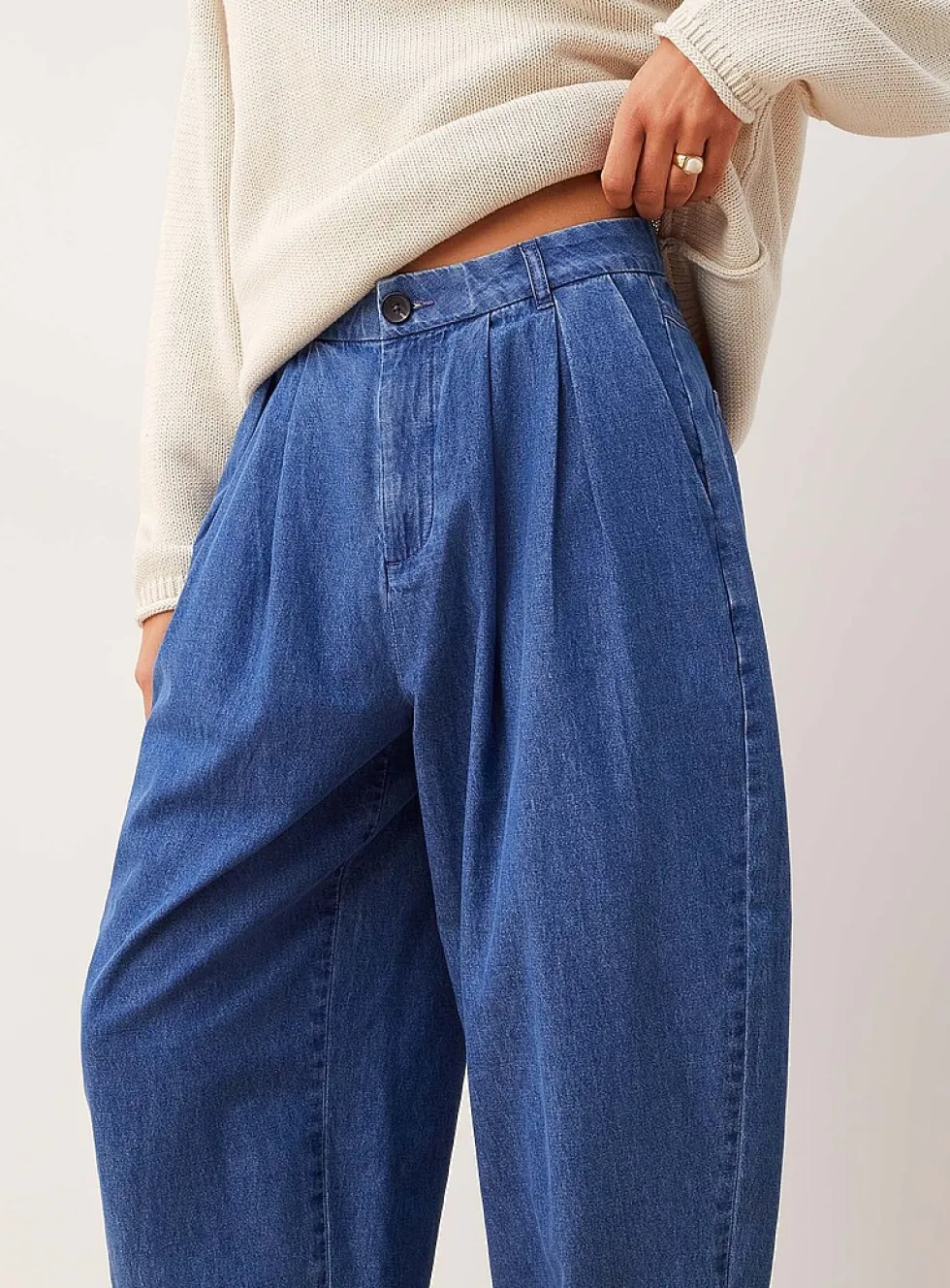 Pleated lightweight denim barrel-leg jean