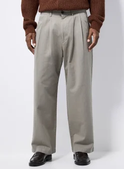Pleated wide-leg chinos
