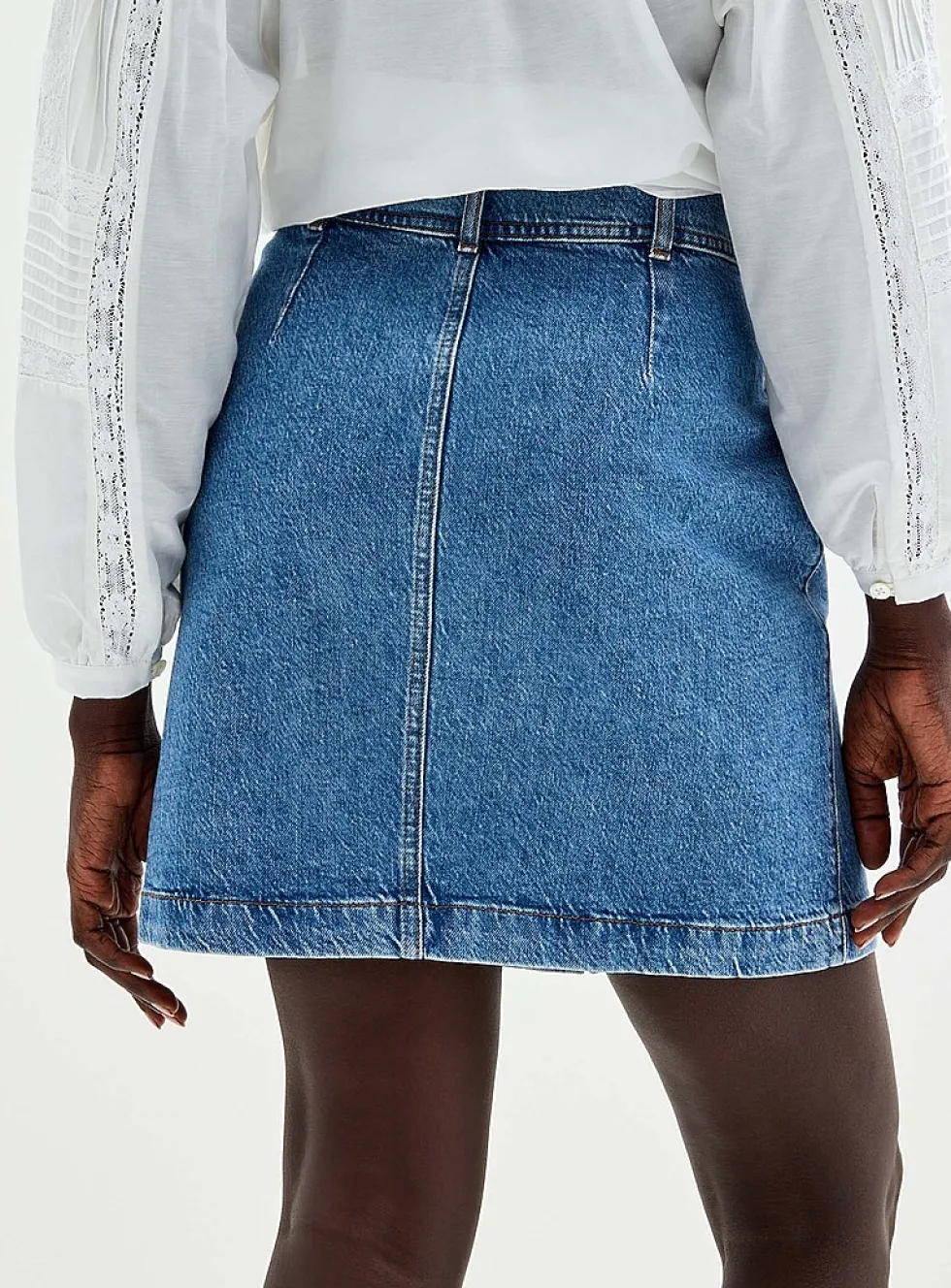 Pockets buttoned denim skirt