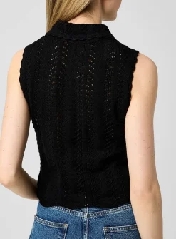 Point-collar sleeveless sweater