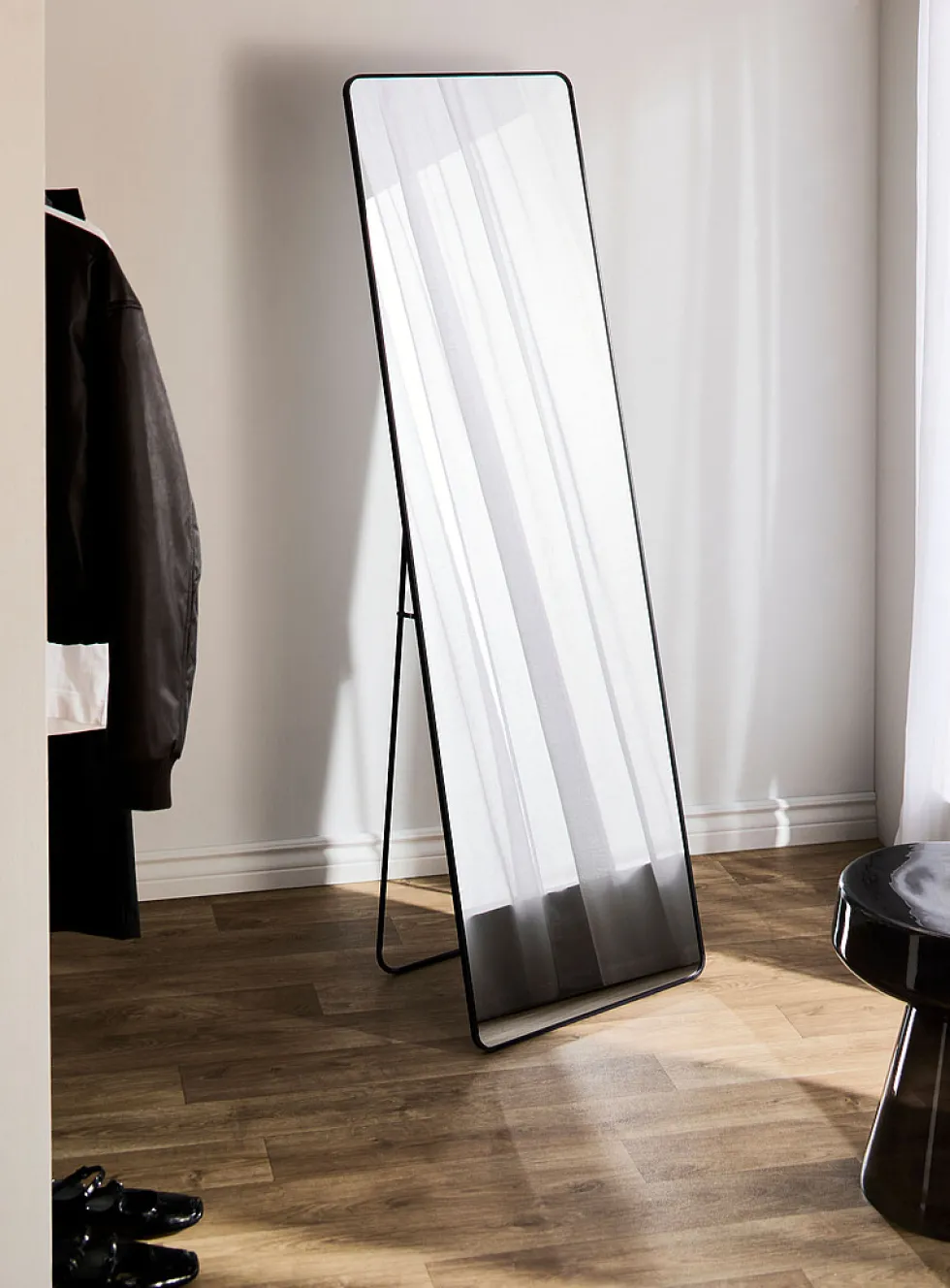Rectangular standing mirror with rounded corners